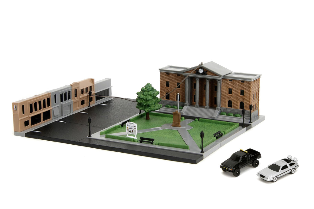 Jada Nanoscene Back to The Future Hill Valley Courthouse Diorama – Movie-Inspired Miniature Diorama incl. 2 Iconic Vehicles (Time Machine & Toyota Pickup) – Collectible Scene for Adults and Kids