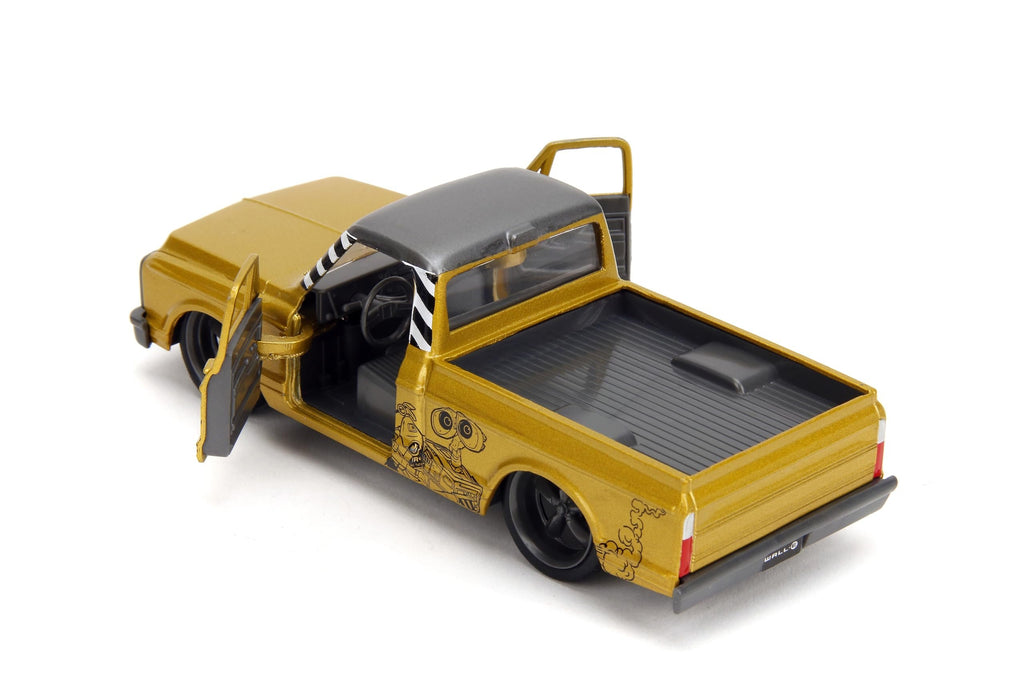 Jada Wall-E / 1972 Chevrolet Cheyenne 1:32 Die-Cast Car, Opening Doors, High Gloss Finish – Ages 8+, Collector's Edition, Yellow