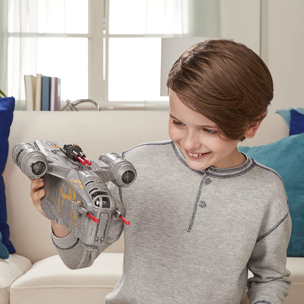 Star Wars Mission Fleet The Mandalorian The Child Razor Crest Outer Rim Run Deluxe Vehicle with 2.5-Inch-Scale Figure, for Kids Ages 4 and Up