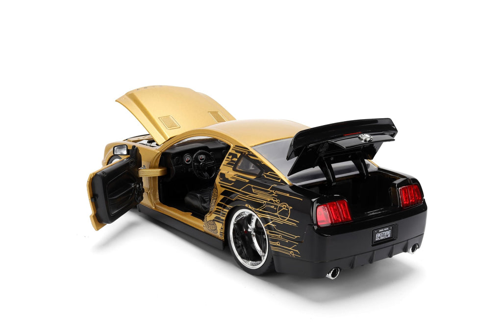 Jada Toys Bigtime Muscle 1:24 2008 Ford Shelby GT-500KR Die-cast Car – Opening Doors, Hood, Trunk, Rubber Tires(Gold Black)
