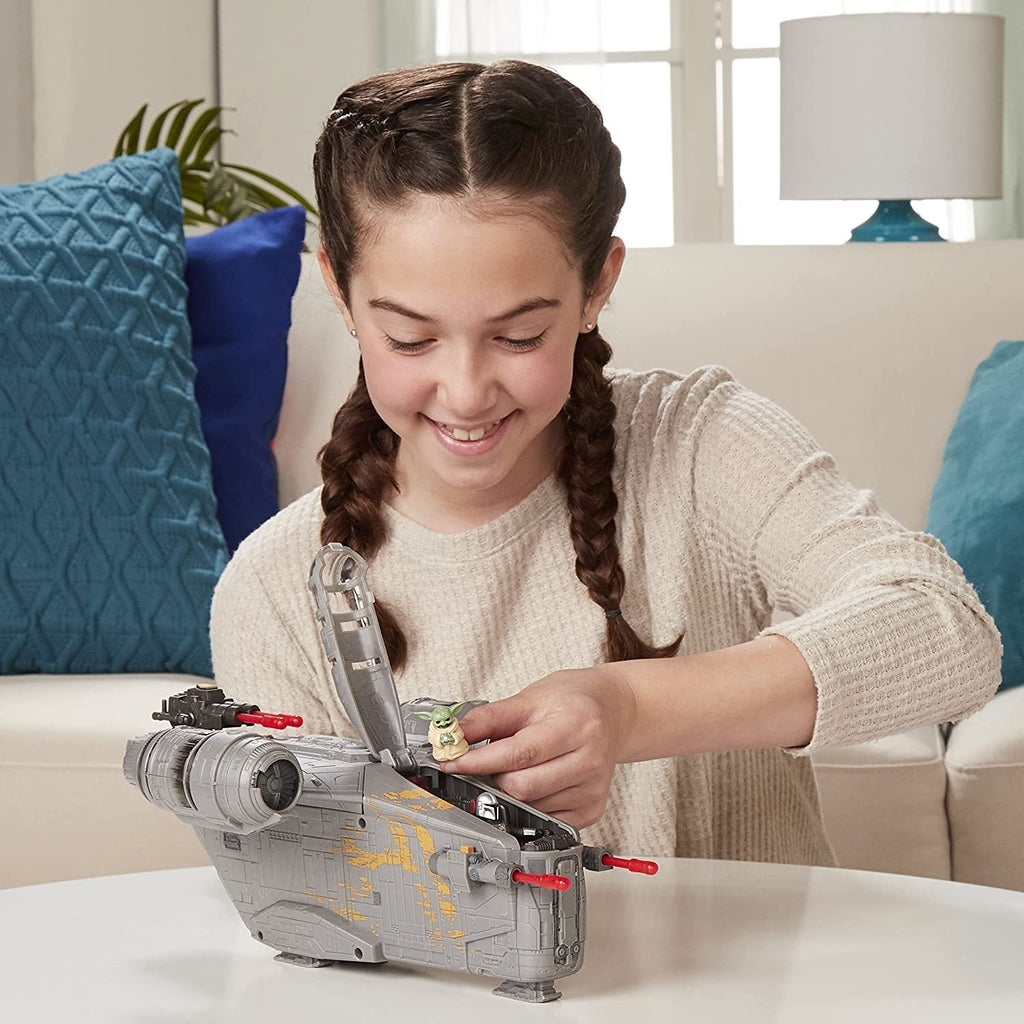 Star Wars Mission Fleet The Mandalorian The Child Razor Crest Outer Rim Run Deluxe Vehicle with 2.5-Inch-Scale Figure, for Kids Ages 4 and Up