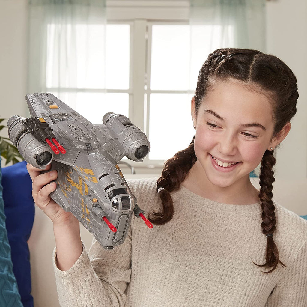 Star Wars Mission Fleet The Mandalorian The Child Razor Crest Outer Rim Run Deluxe Vehicle with 2.5-Inch-Scale Figure, for Kids Ages 4 and Up