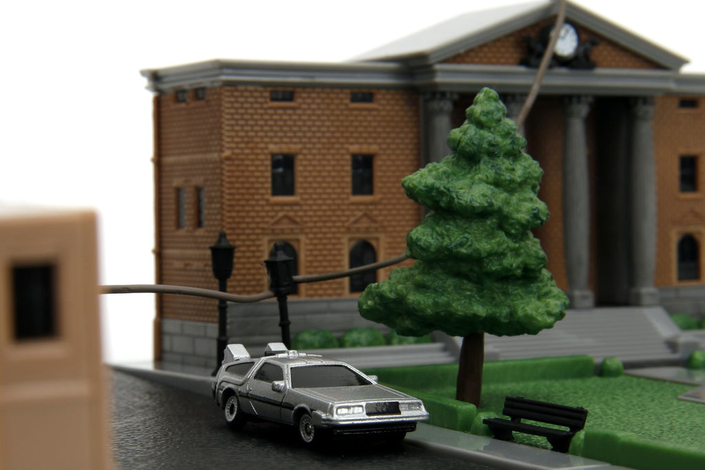 Jada Nanoscene Back to The Future Hill Valley Courthouse Diorama – Movie-Inspired Miniature Diorama incl. 2 Iconic Vehicles (Time Machine & Toyota Pickup) – Collectible Scene for Adults and Kids