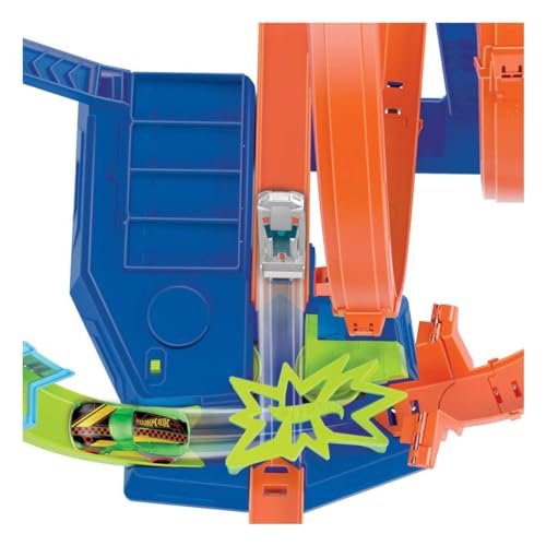 Hot Wheels Track Set, Epic Crash Dash with 5 Crash Zones, Motorized Booster and 1 Hot Wheels 1:64 Scale Toy Car, Easy Storage