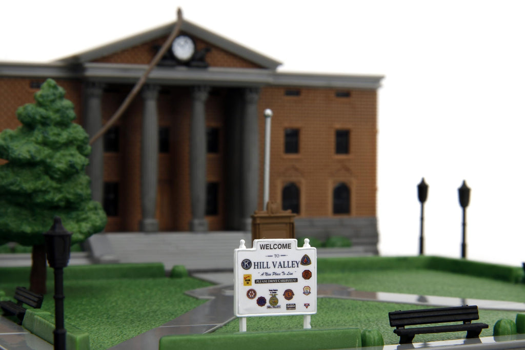 Jada Nanoscene Back to The Future Hill Valley Courthouse Diorama – Movie-Inspired Miniature Diorama incl. 2 Iconic Vehicles (Time Machine & Toyota Pickup) – Collectible Scene for Adults and Kids