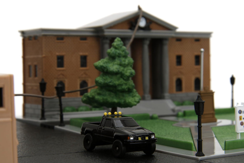 Jada Nanoscene Back to The Future Hill Valley Courthouse Diorama – Movie-Inspired Miniature Diorama incl. 2 Iconic Vehicles (Time Machine & Toyota Pickup) – Collectible Scene for Adults and Kids