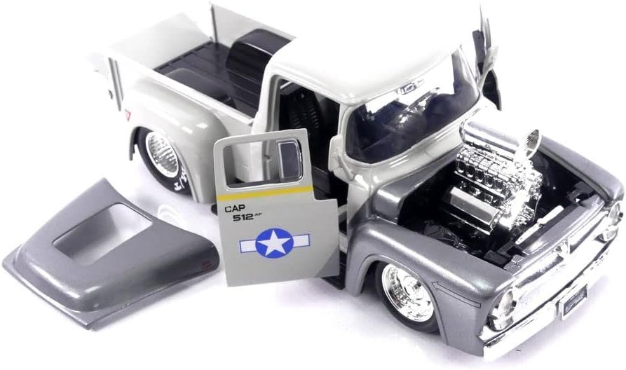 Street Fighter 1:24 1956 Ford F-100 Die-Cast Car & 2.75" Guile Figure, Toys for Kids and Adults