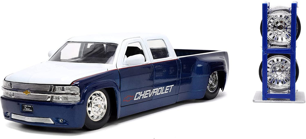 Jada Toys Just Trucks 1:24 1999 Chevy Silverado Dually Die-cast Car with Tire Rack, Toys for Kids and Adults