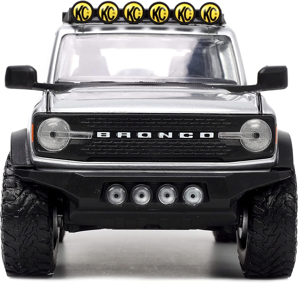 Jada Toys Just Trucks 1:24 2021 Ford Bronco Die-cast Car Gray with Tire Rack, Toys for Kids and Adults