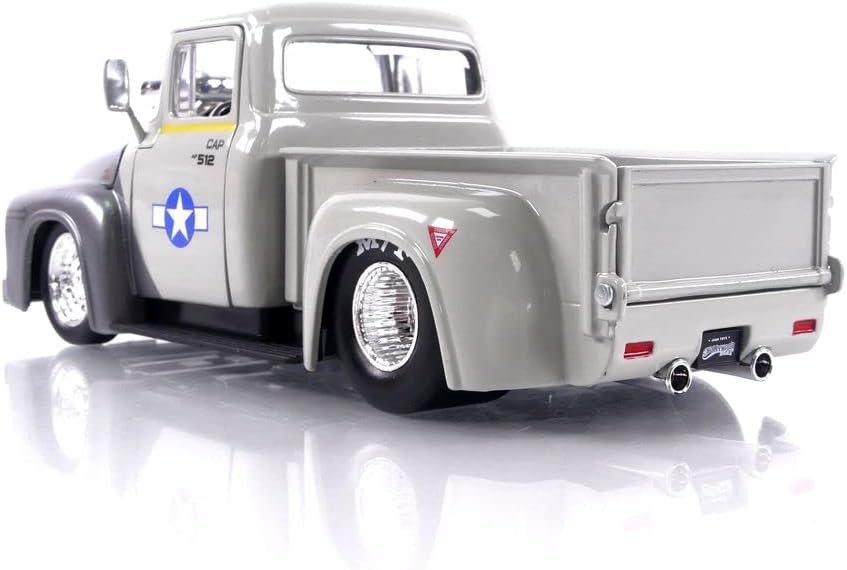 Street Fighter 1:24 1956 Ford F-100 Die-Cast Car & 2.75" Guile Figure, Toys for Kids and Adults